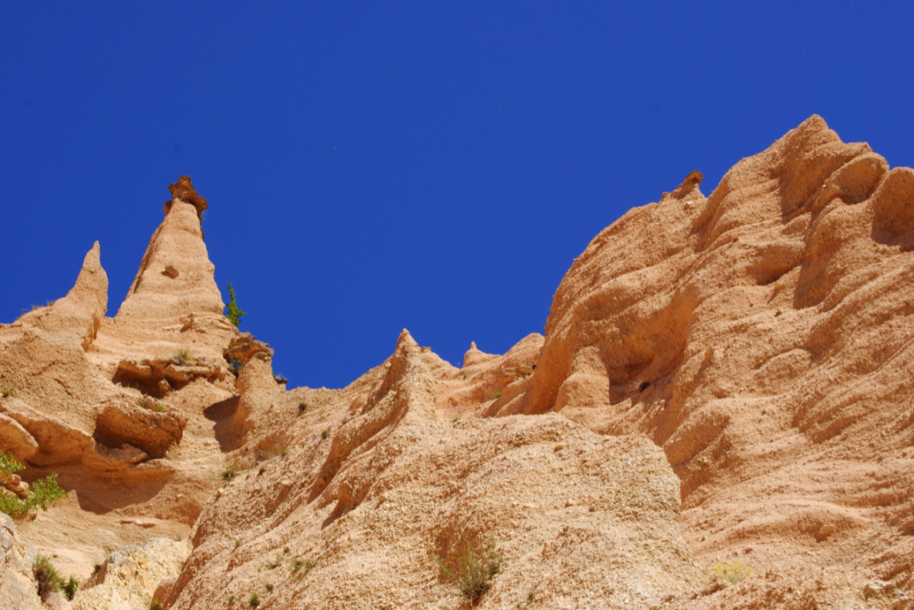 Le Lame Rosse: Il Meraviglioso Gran Canyon delle Marche